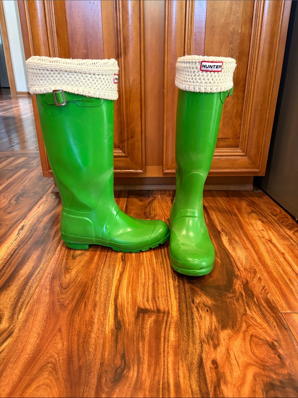 Hunter Bright Green Rain Boots with Cream Knit Boot Socks